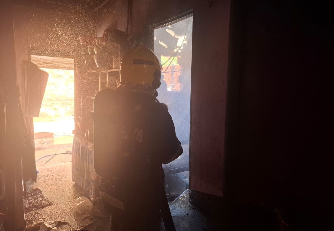Casa atingida por incêndio em Araguaína, no Tocantins