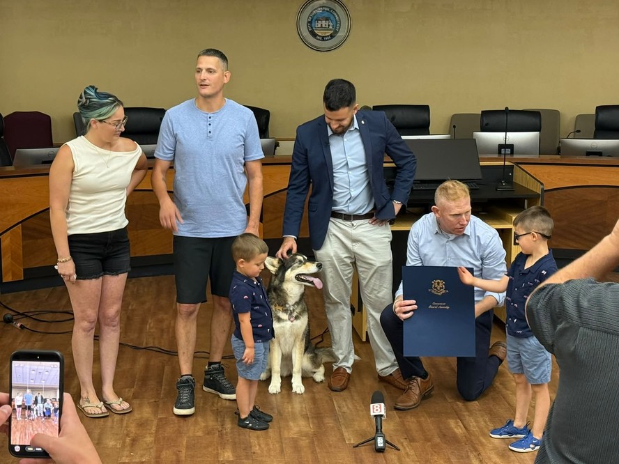Cadela Bella com familiares e parlamentares em Connecticut