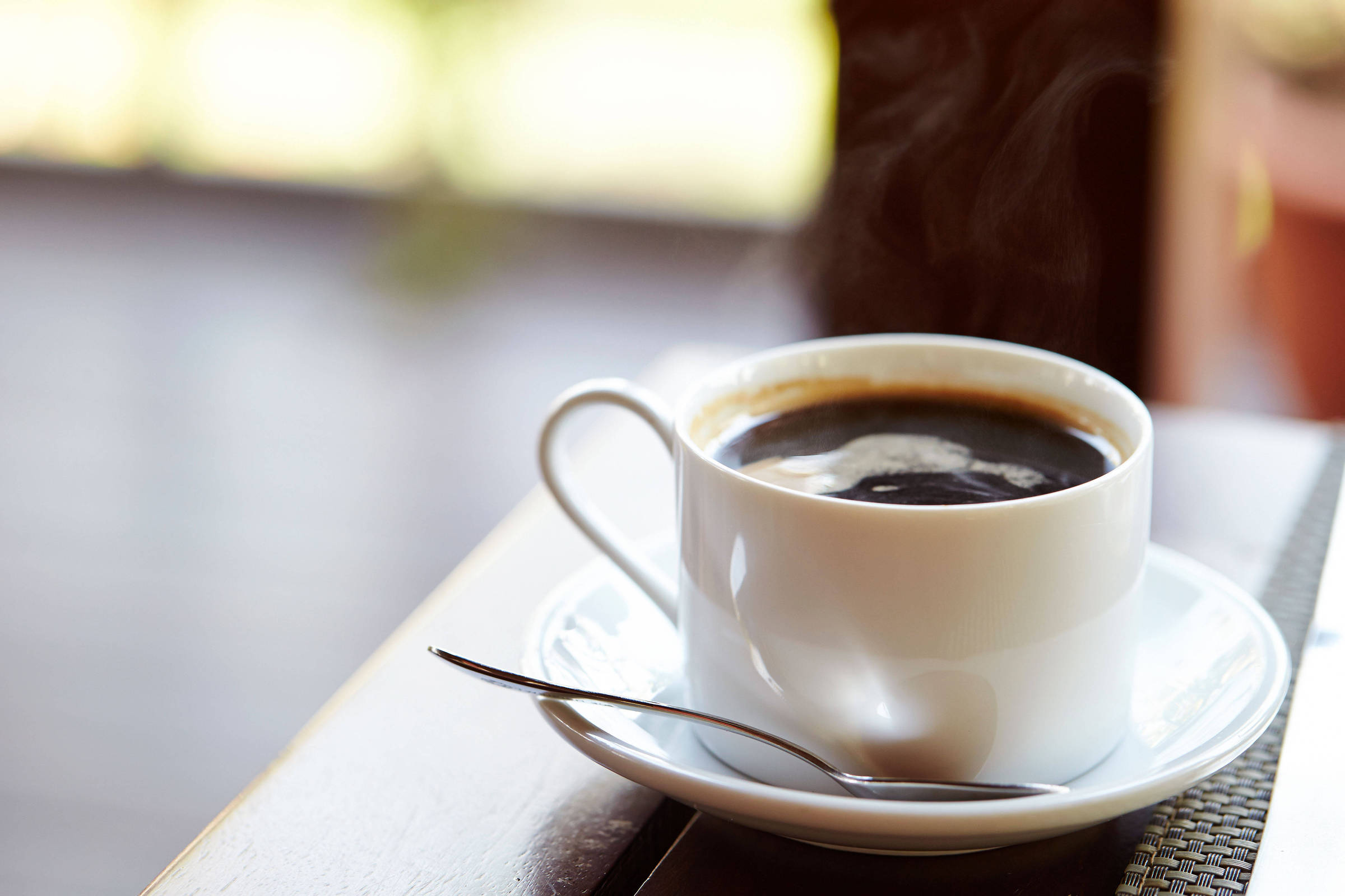 Xícara de café sobre uma mesa