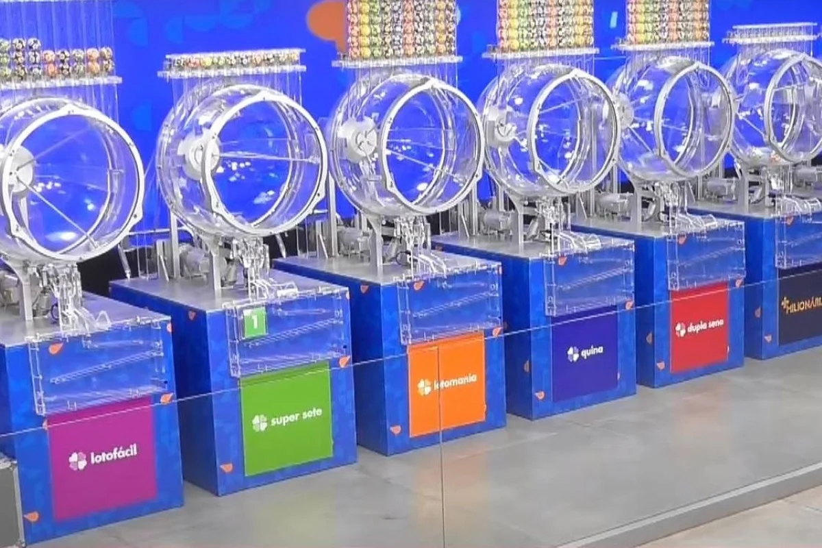 Globo com bolas numeradas usado em sorteio de loteria