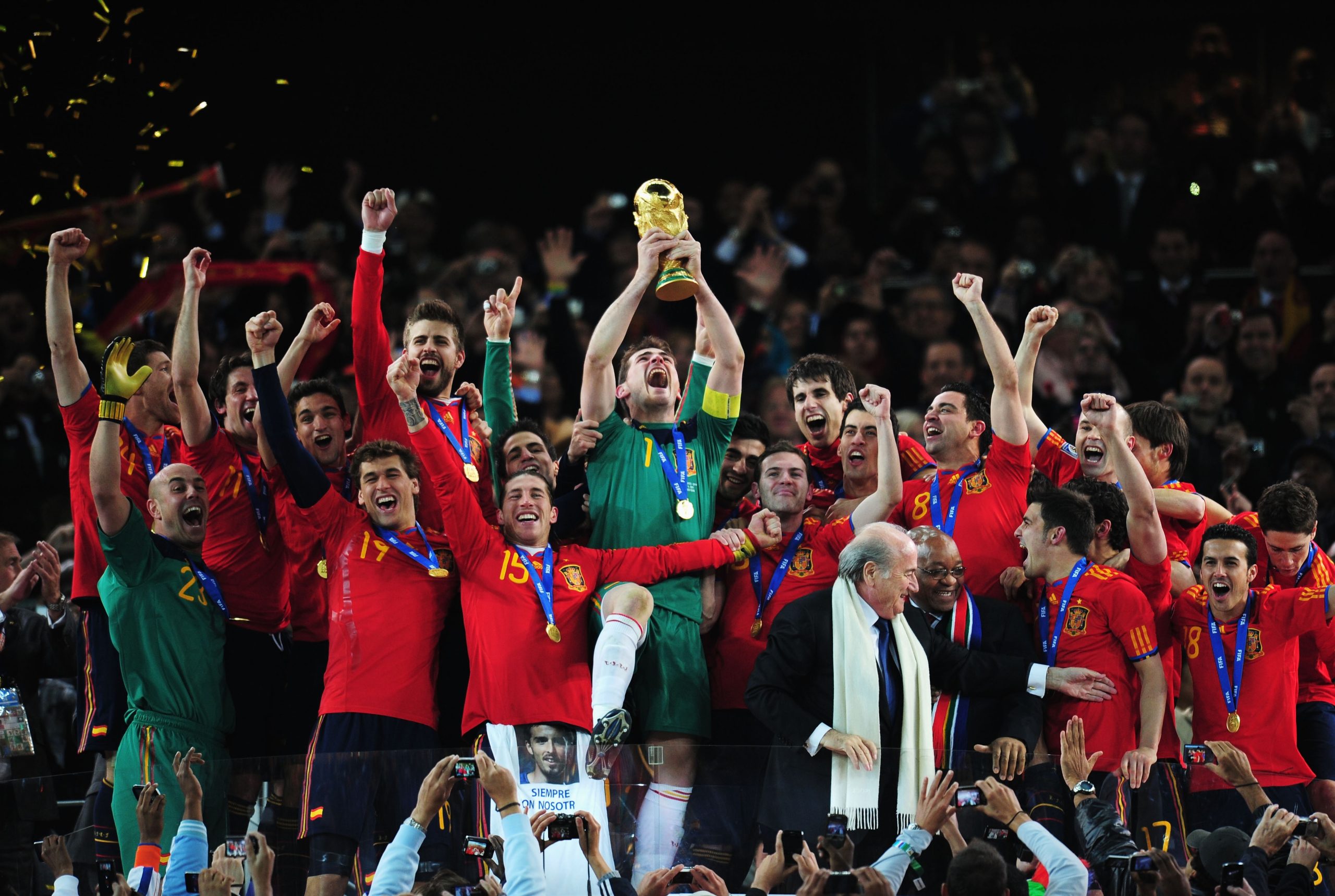 Iker Casillas levanta a taça da Copa do Mundo de 2010