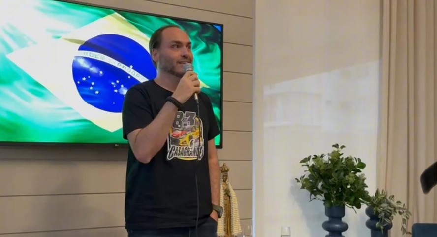Carlos Bolsonaro em evento em Chapecó