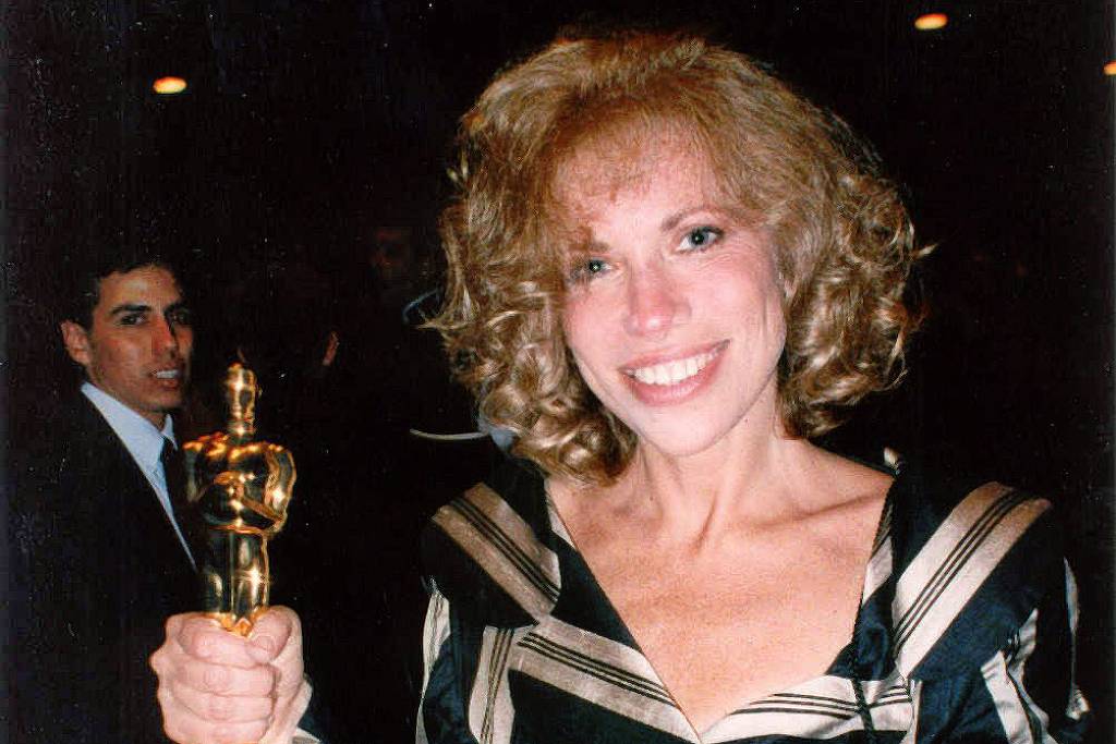 Carly Simon segurando a estatueta do Oscar