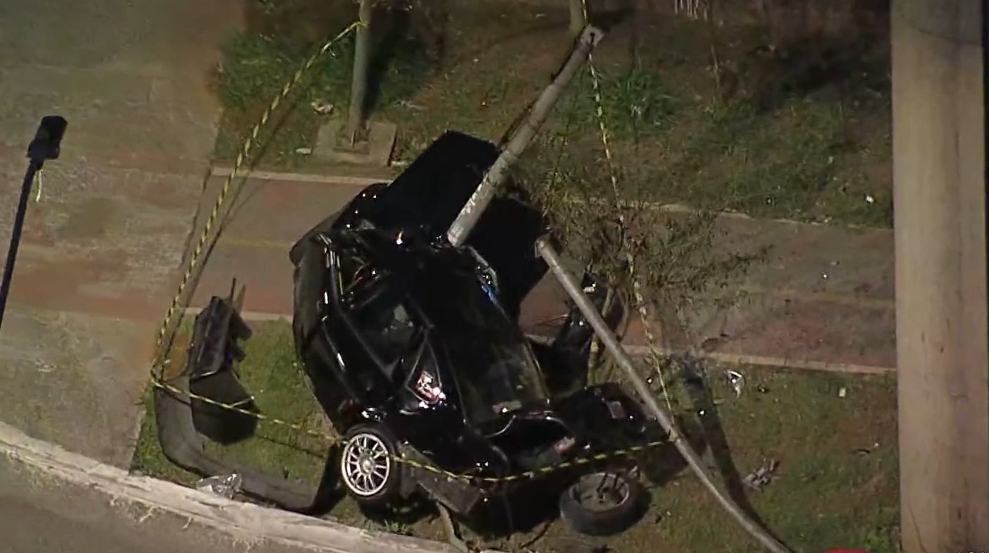 Carro destruído ao lado de poste inclinado na Avenida Sapopemba