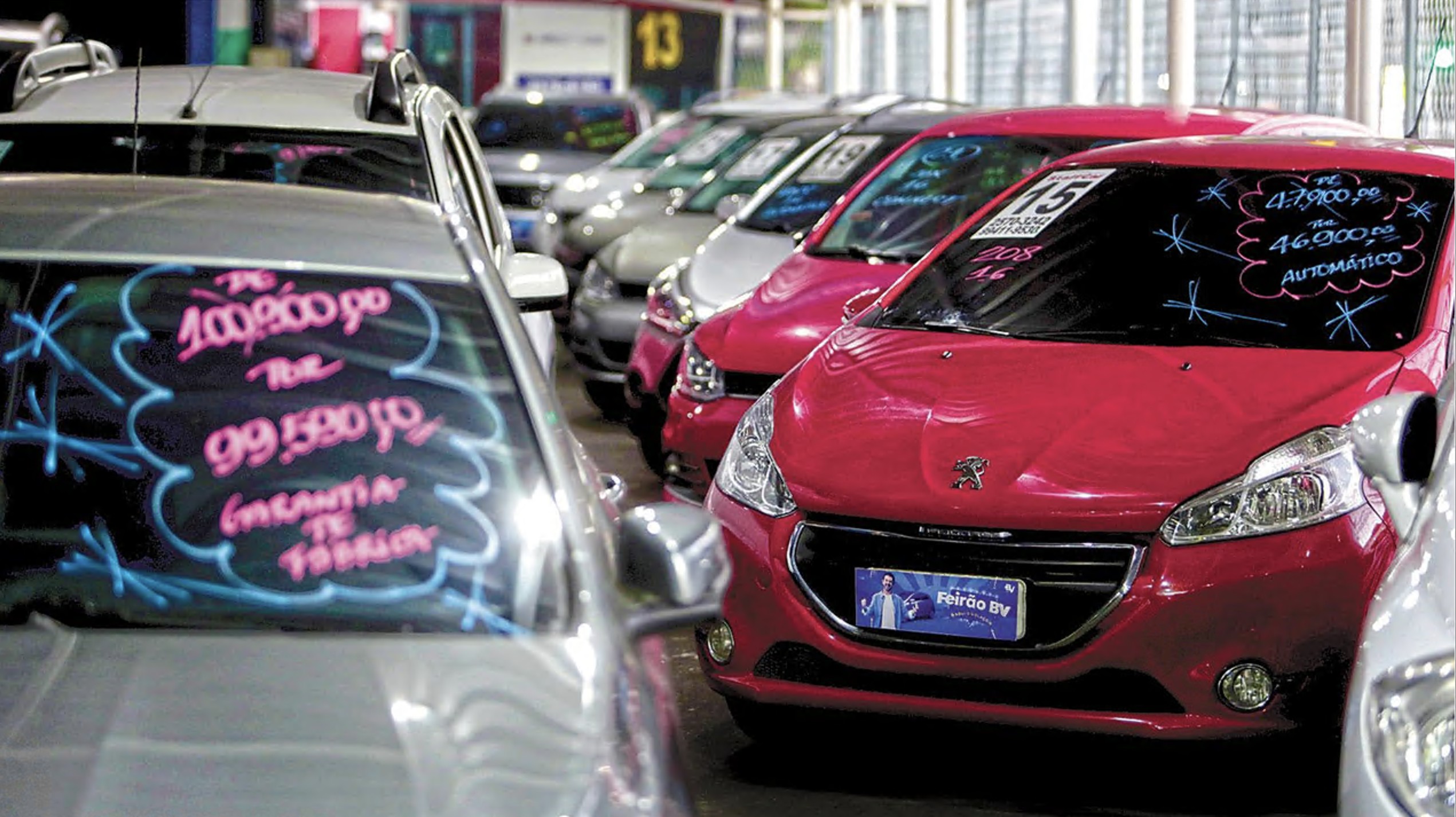 Carros à venda em concessionária