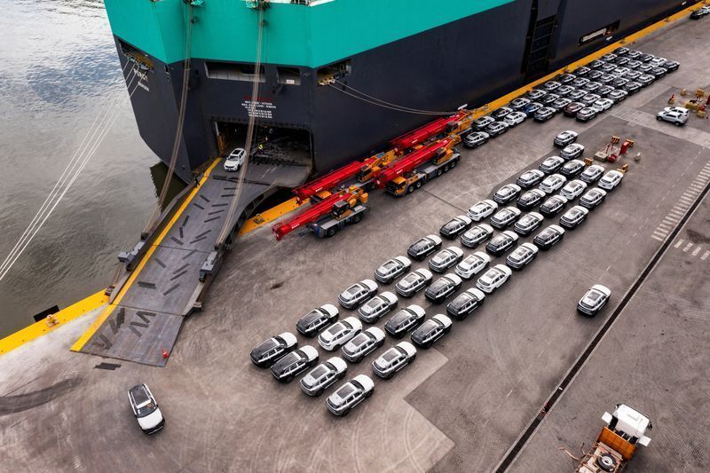 Carros em pátio de concessionária