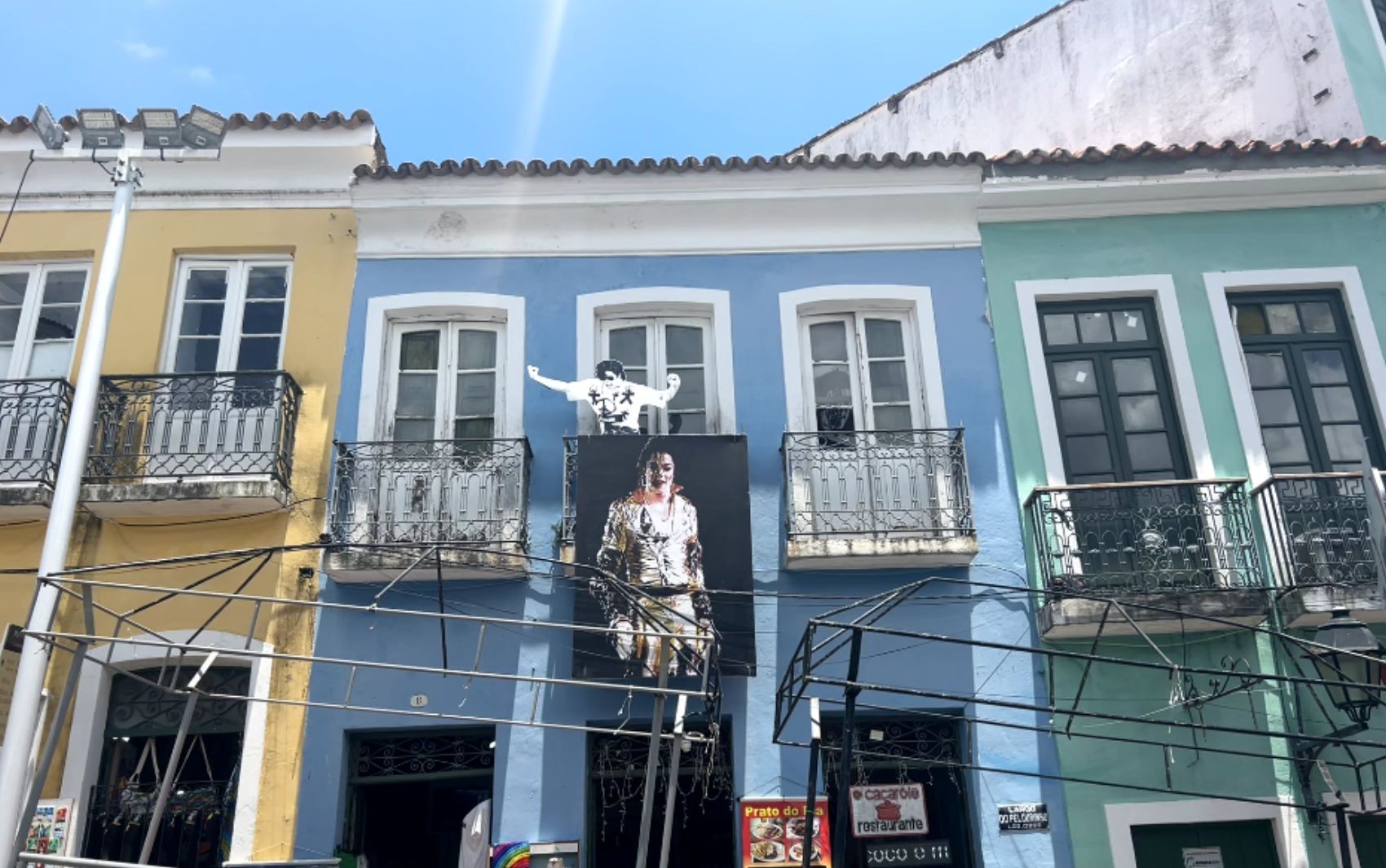 Fachada azul da Casa Michael Jackson no Pelourinho