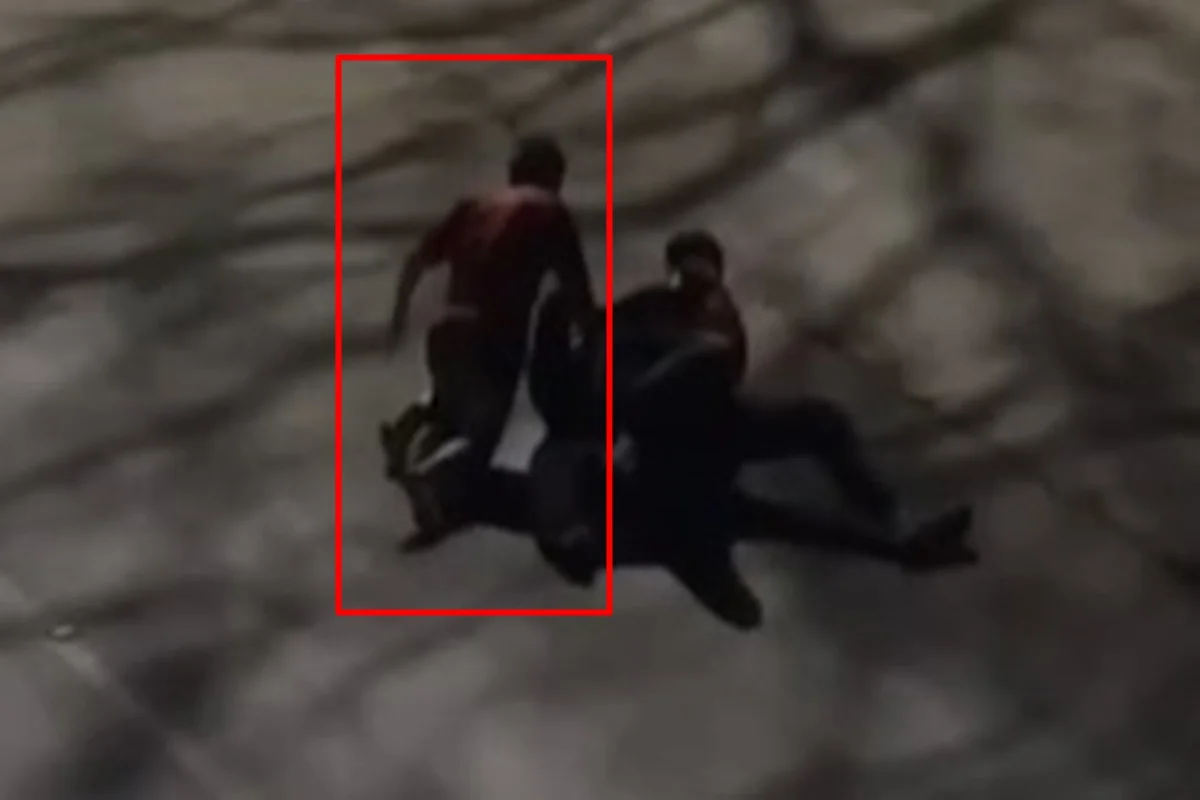 Homem no chão durante agressão em via pública