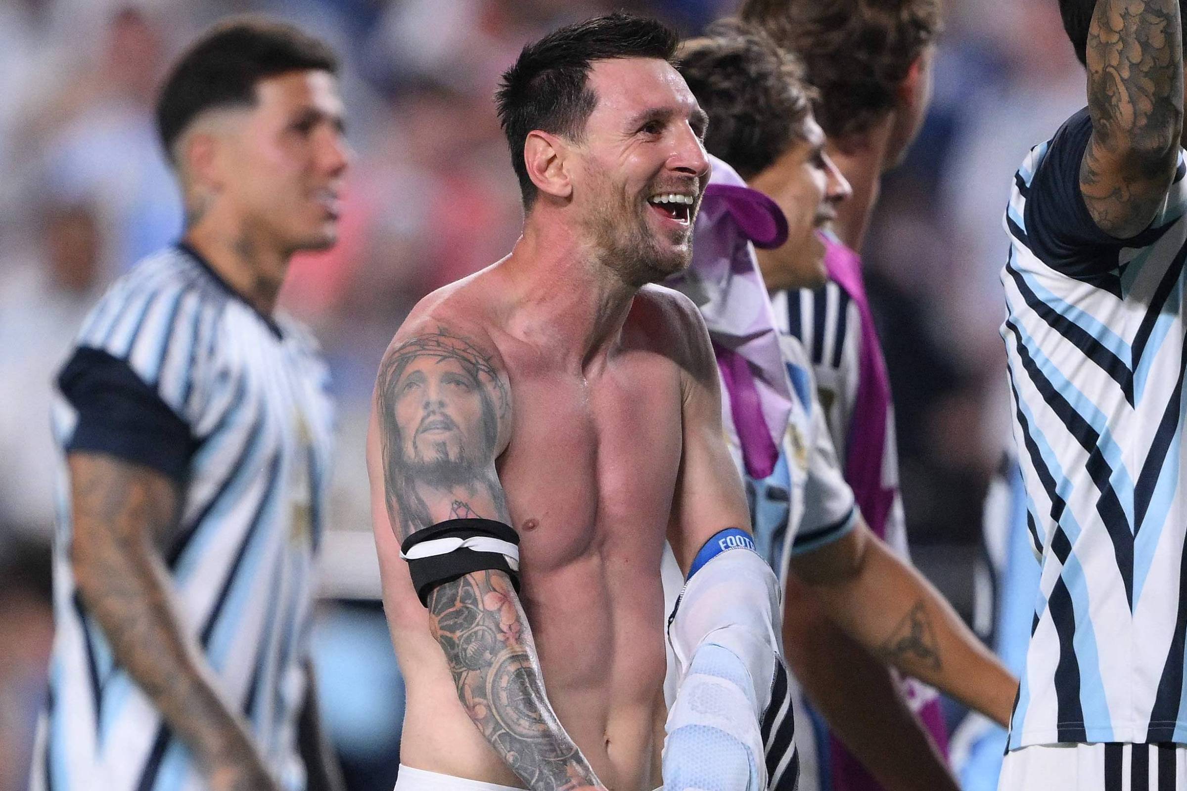 Bola de futebol no gramado de um estádio