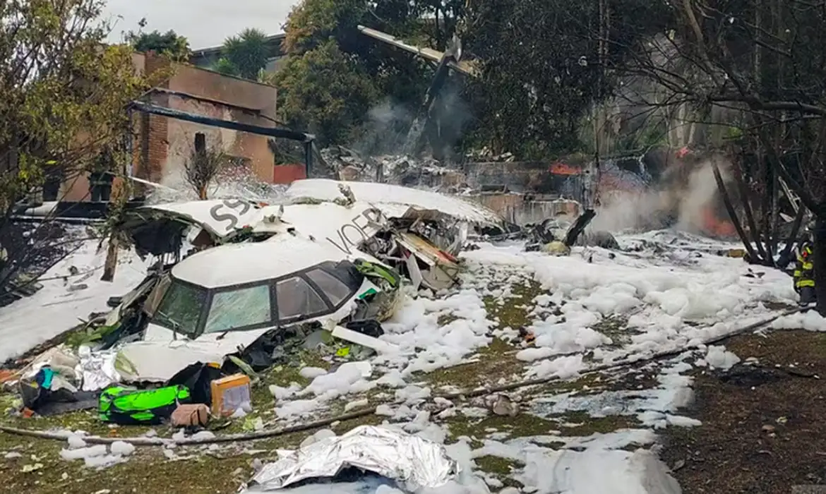 Destroços de avião da Voepass em área residencial