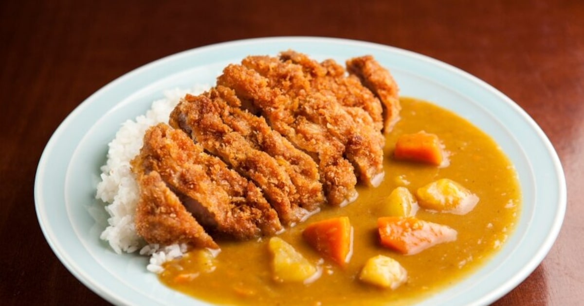 Karê japonês com arroz, carne, legumes e ovo frito