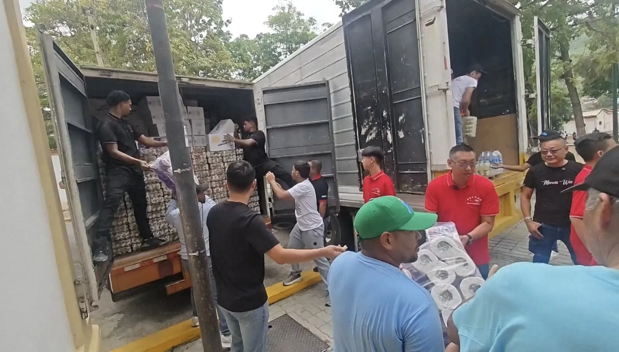 Caminhões e suprimentos de emergência da comunidade chinesa na Venezuela