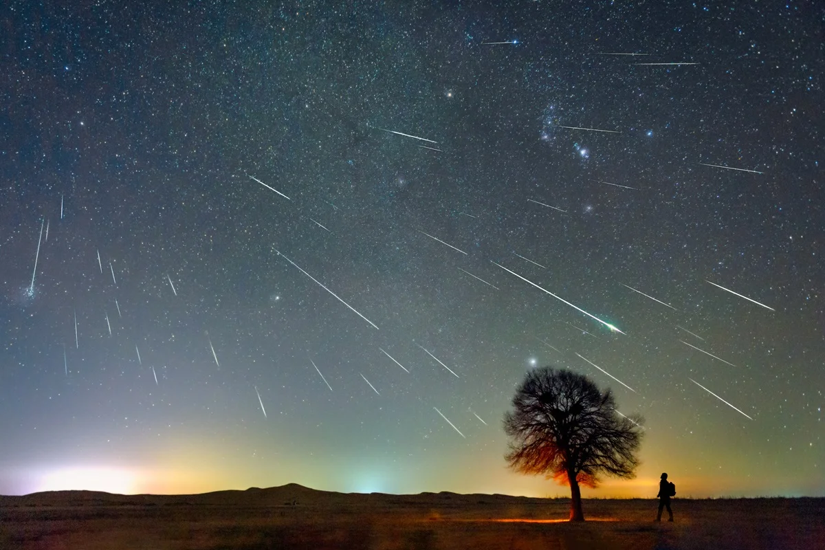 Chuva de meteoros no céu noturno