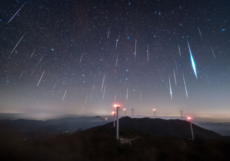 Rastro luminoso de meteoro no céu noturno