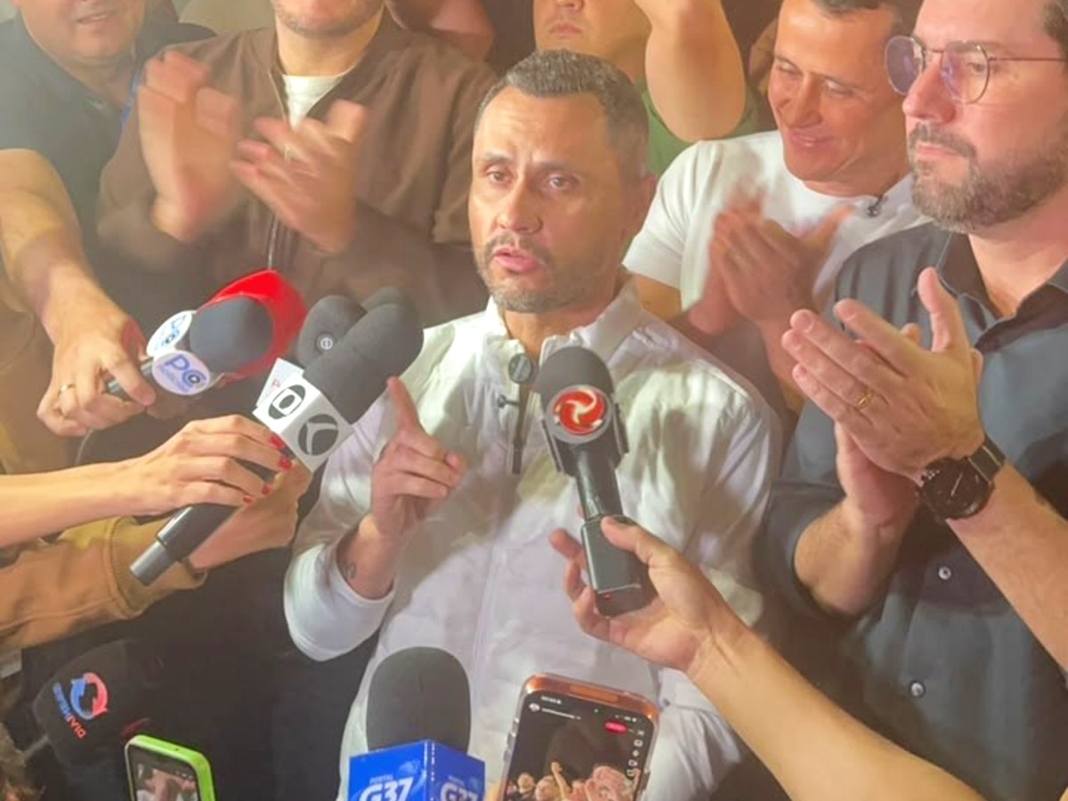 Senador Cleitinho Azevedo fala durante coletiva em Divinópolis