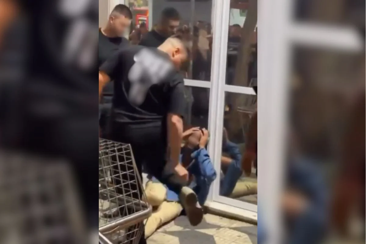 Homem na calçada durante confusão perto de bar no centro de São Paulo