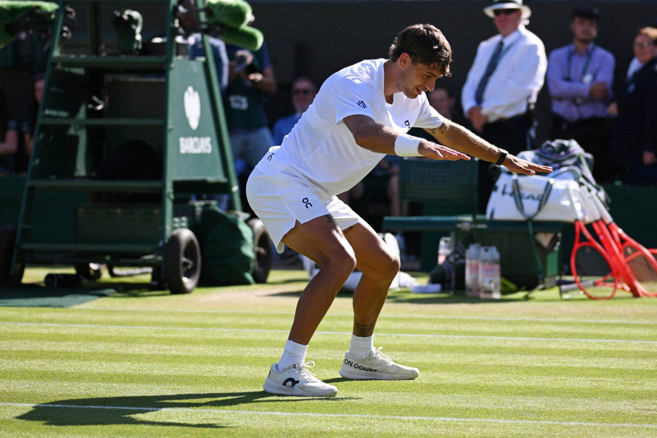 Flavio Cobolli faz comemoração de surfista em Wimbledon