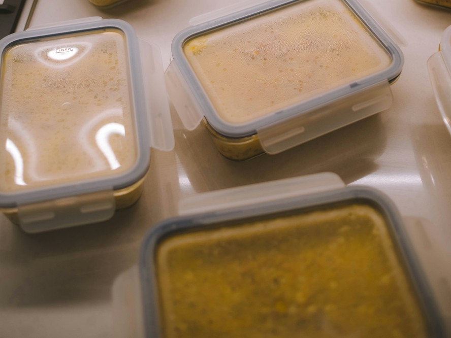 Recipientes rasos com alimentos armazenados