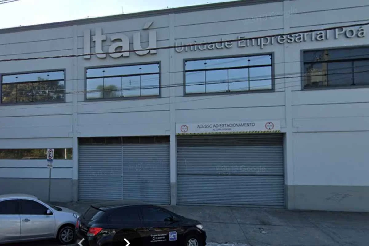 Fachada de unidade empresarial do Itaú em Poá