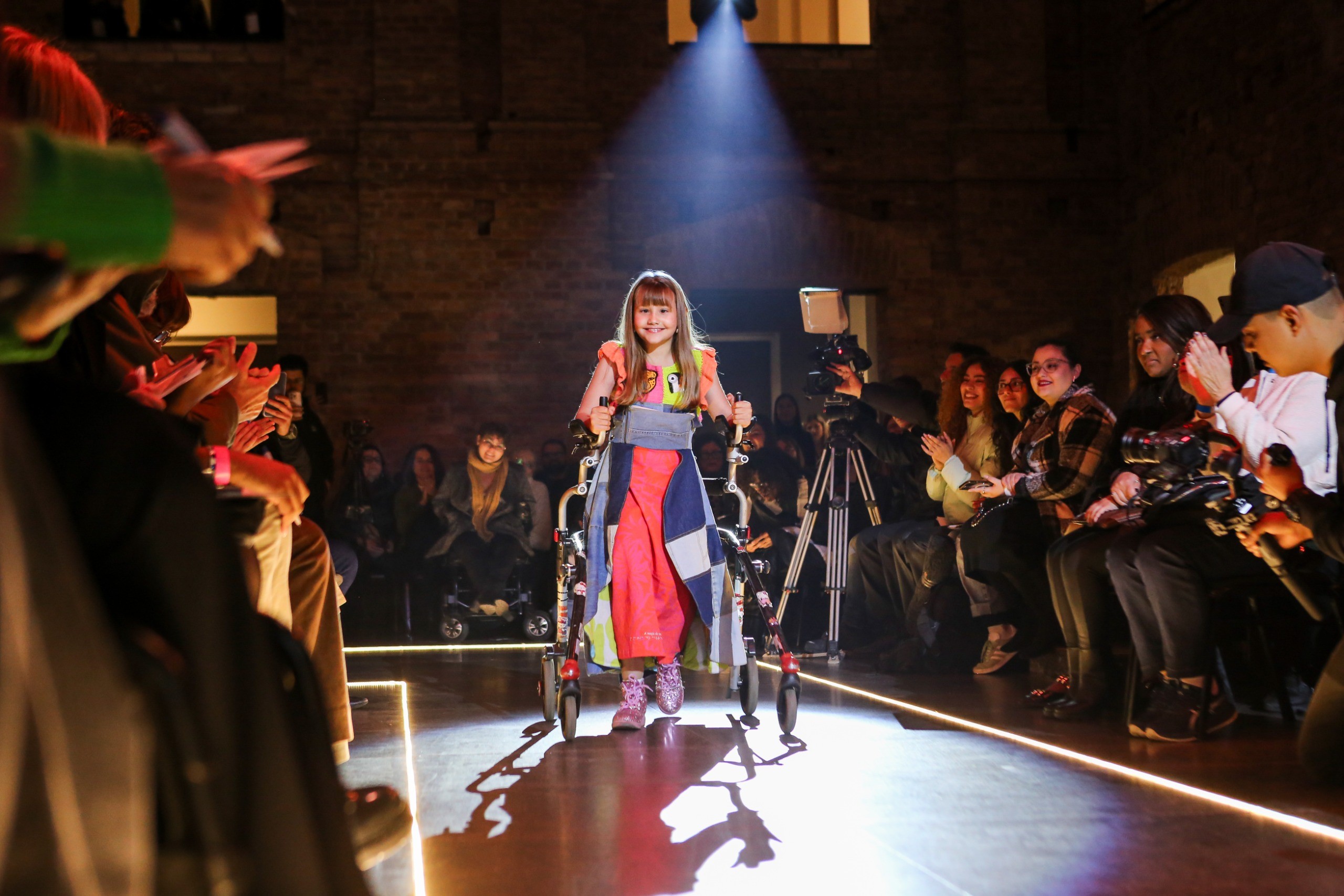 Roupa adaptada na divulgação do Concurso Moda Inclusiva 2026