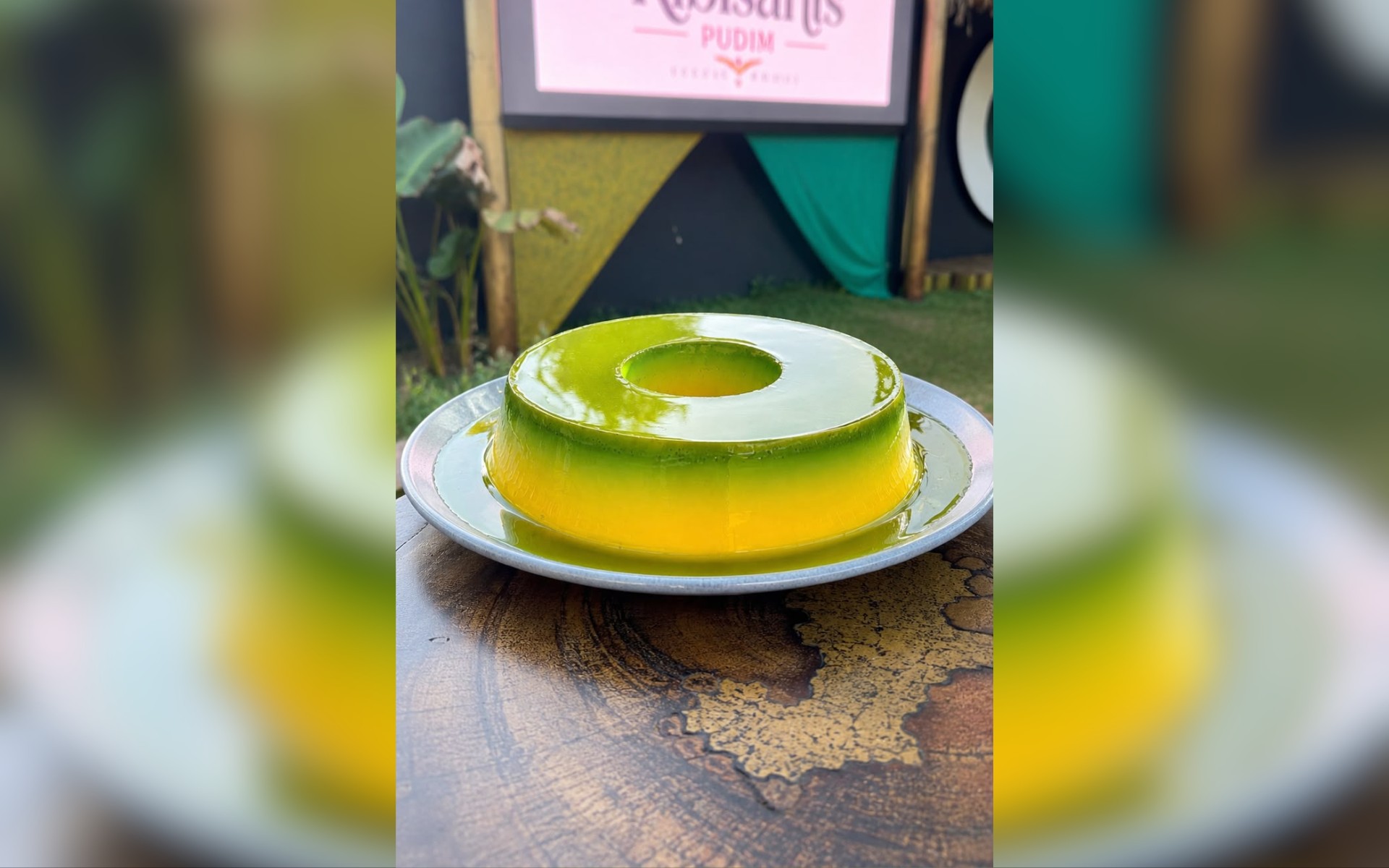 Pudim verde e amarelo em prato