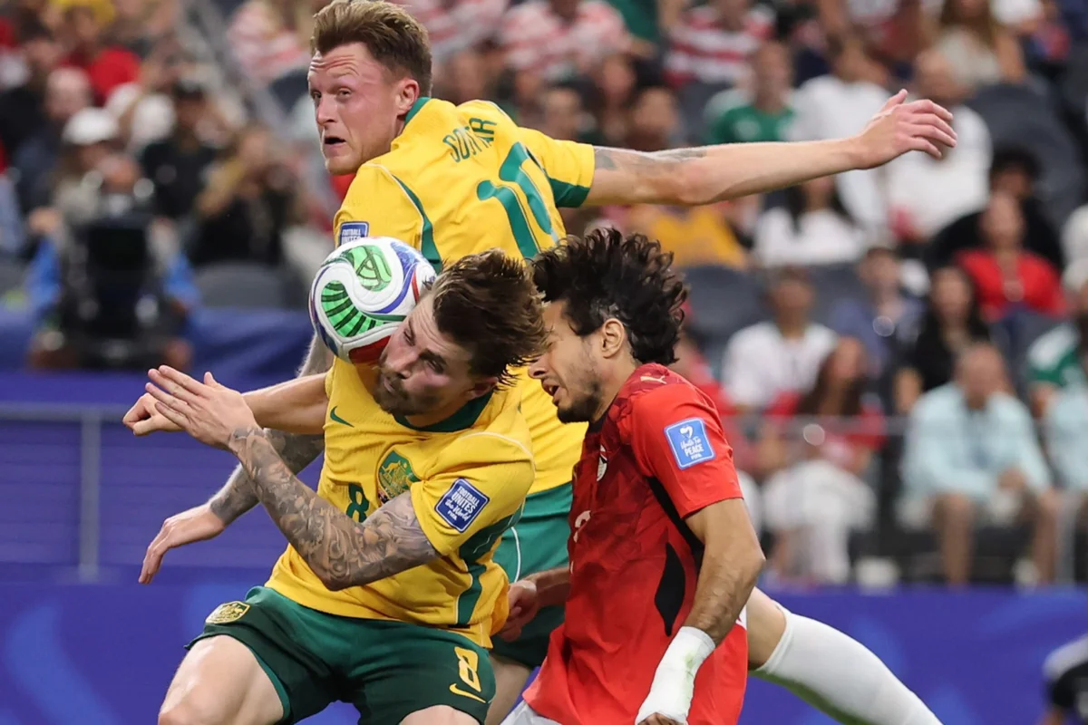Jogadores disputam lance em partida da Copa do Mundo de 2026
