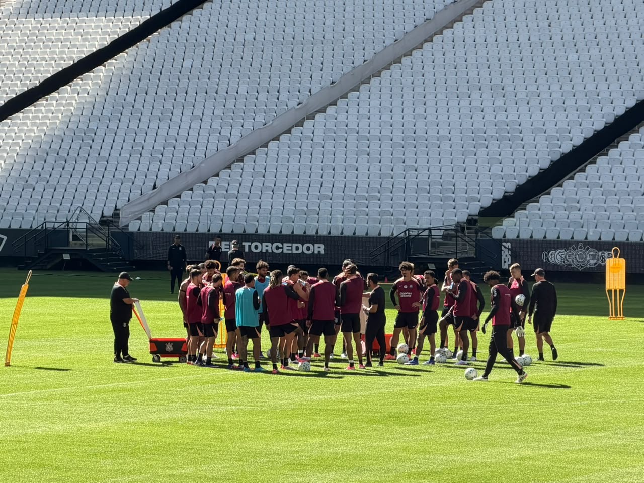 Troca do gramado da Neo Química Arena
