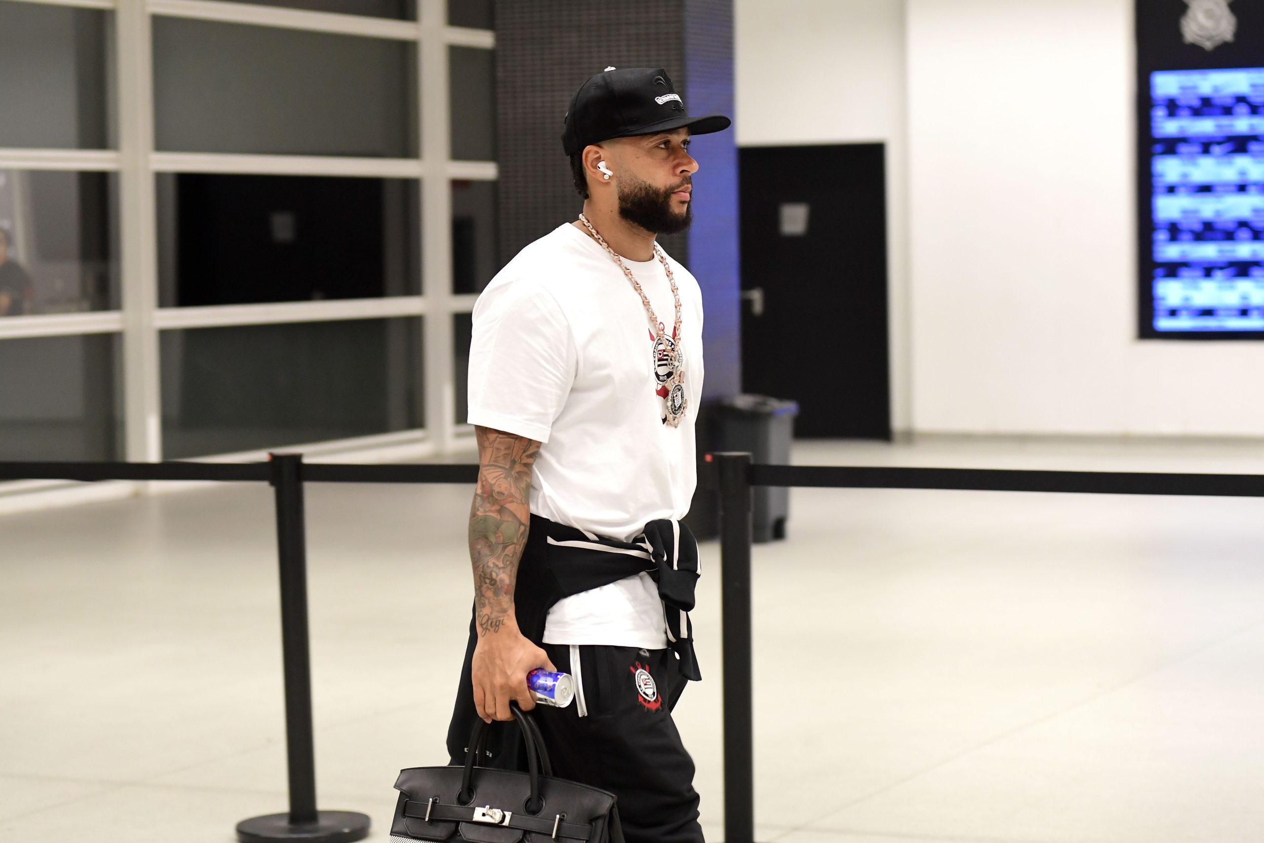 Memphis Depay antes de partida entre Corinthians e Atlético-MG