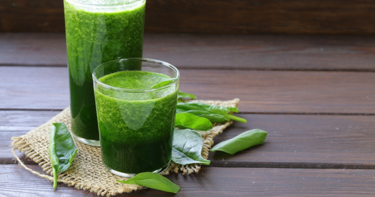 Copos de suco verde sobre uma superfície