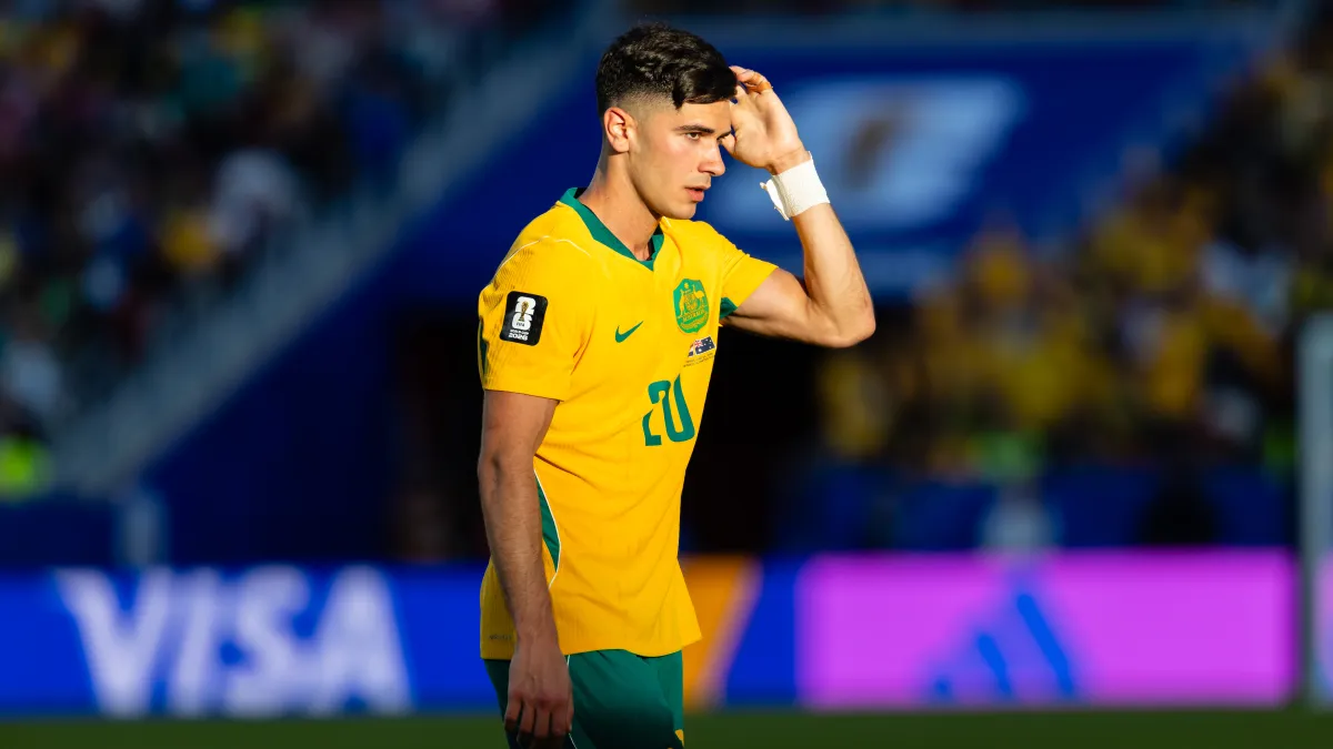Cristian Volpato com a camisa da seleção da Austrália