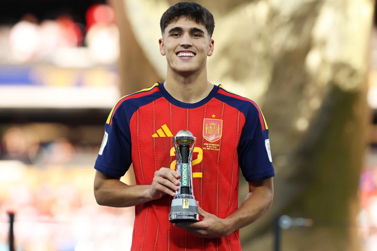 Pau Cubarsí durante partida da seleção espanhola