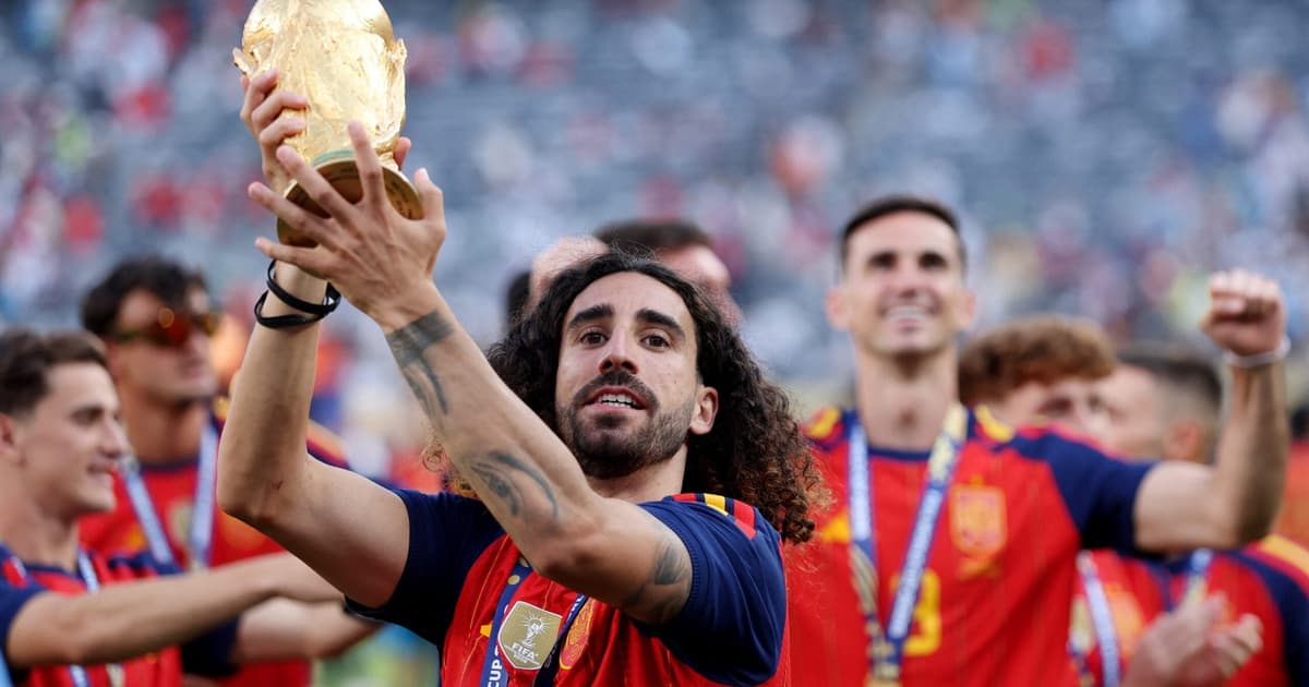 Marc Cucurella levanta o troféu da Copa do Mundo