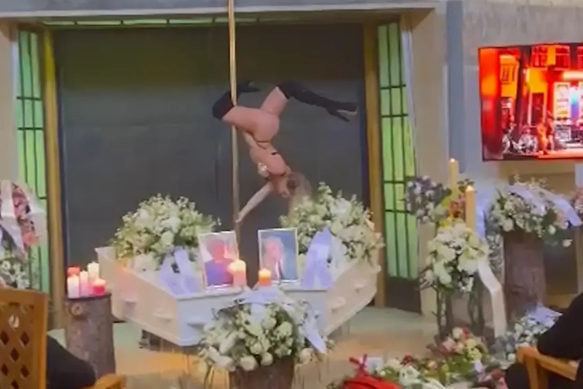Dançarina de pole dance durante apresentação em velório