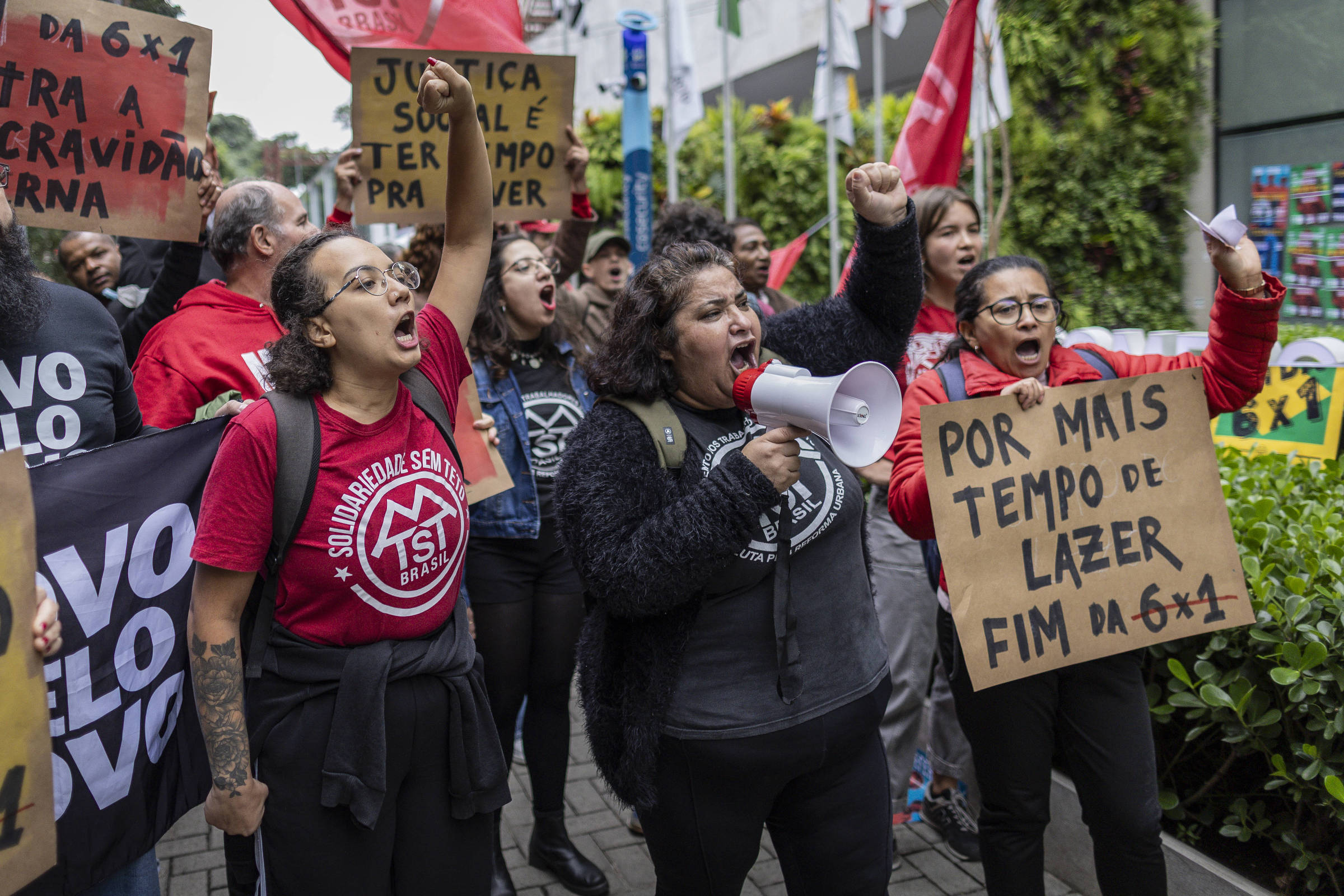 Integrantes do MTST em protesto contra a escala 6x1