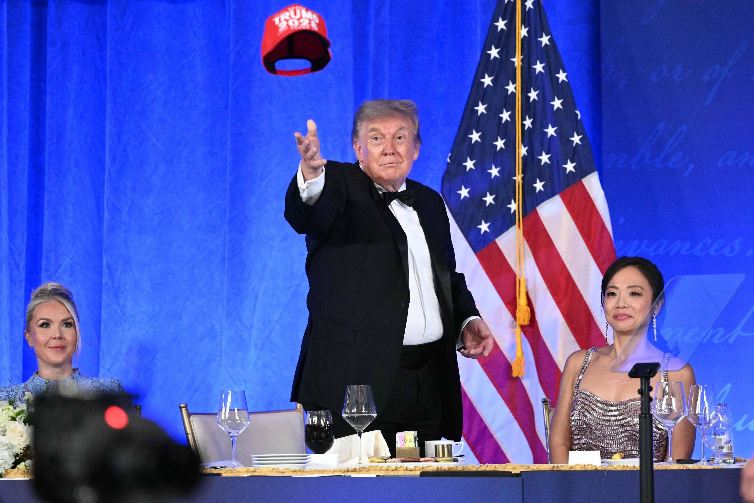 Donald Trump com boné Trump 2028