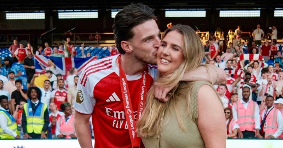Declan Rice e Lauren Fryer durante comemoração do Arsenal