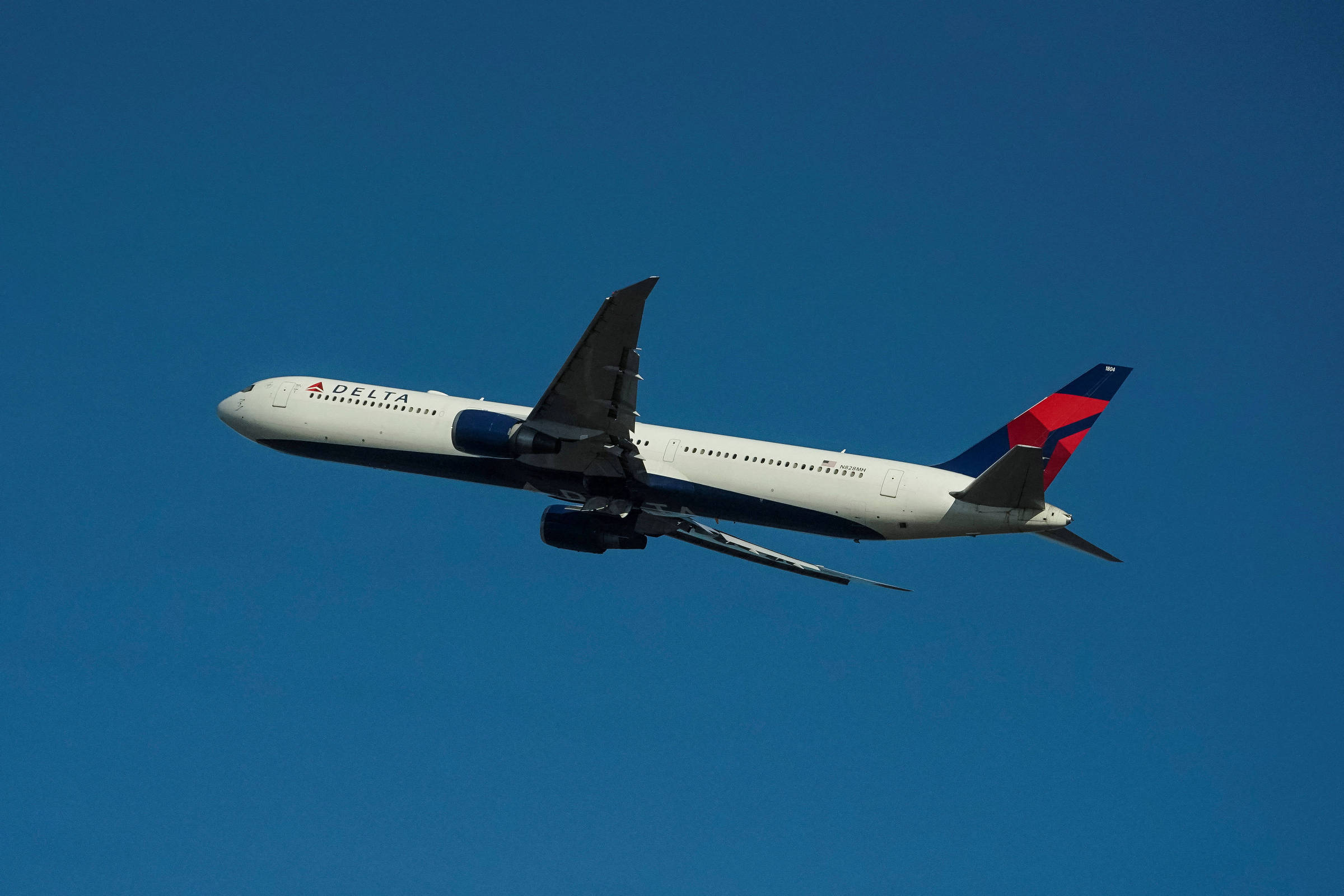 Aeronave da Delta Air Lines decola no Aeroporto Internacional de Atlanta