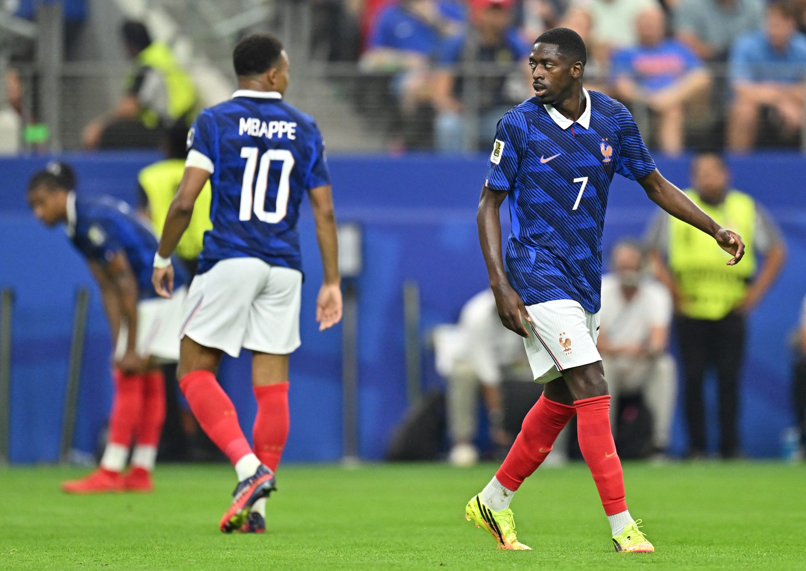 Ousmane Dembélé e Kylian Mbappé em campo pela seleção francesa