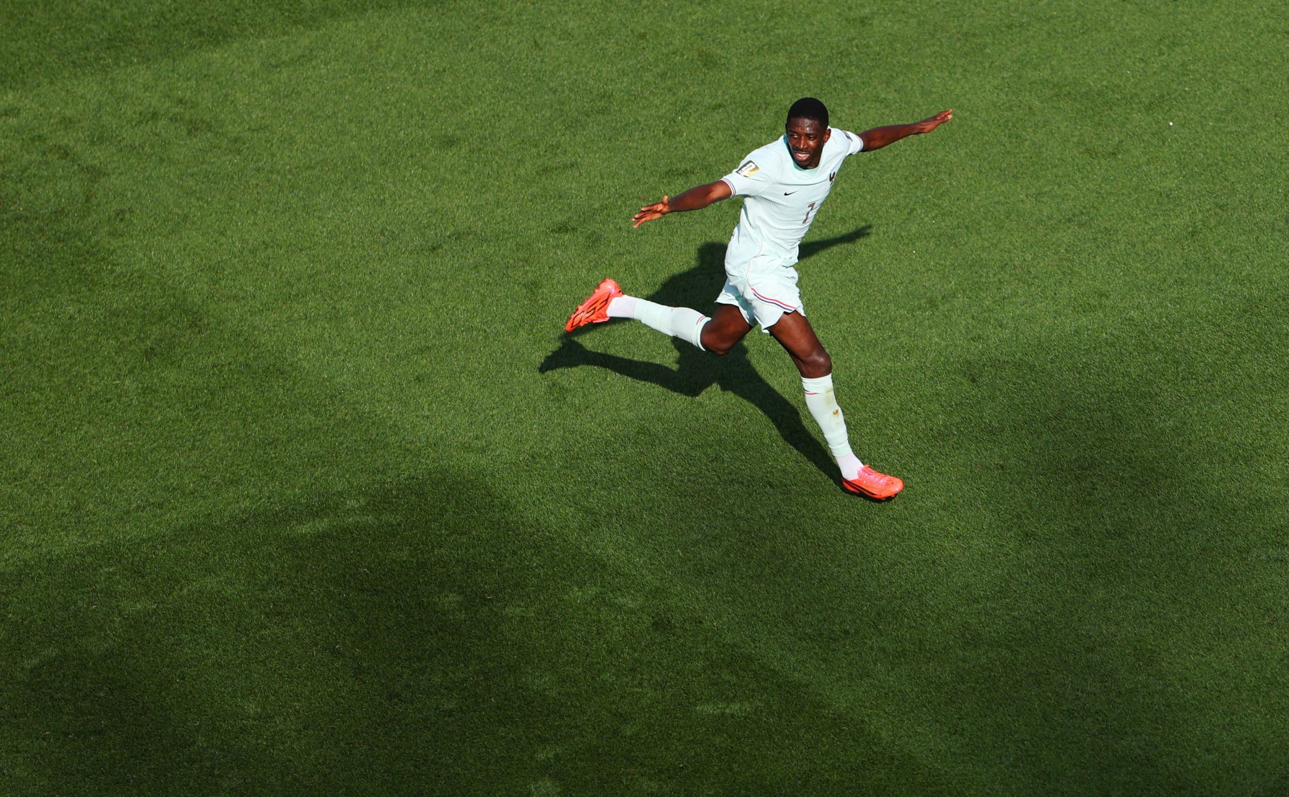 Dembélé comemora gol pela França contra o Marrocos
