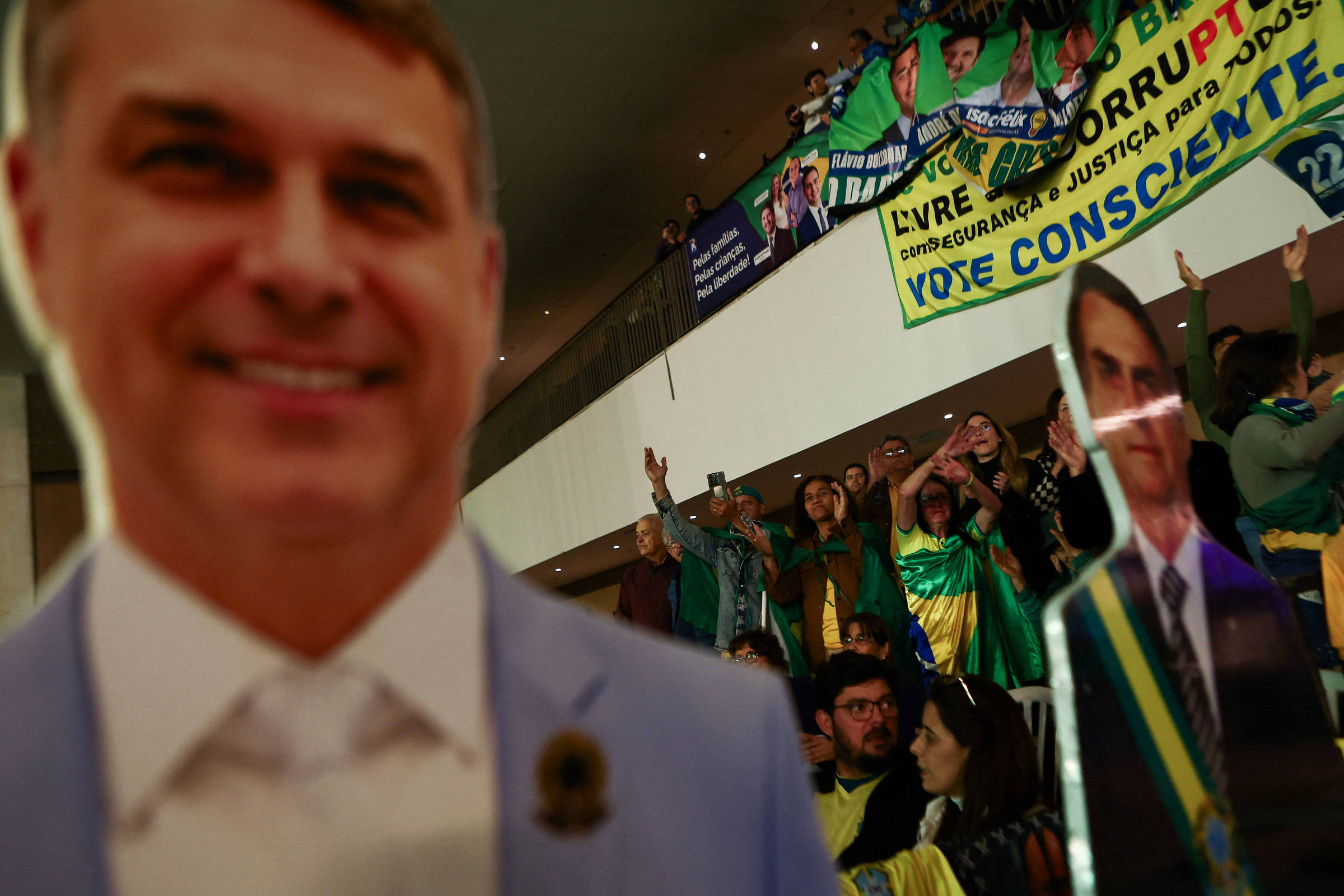 Bonecos de Flávio Bolsonaro e Jair Bolsonaro na convenção do PL