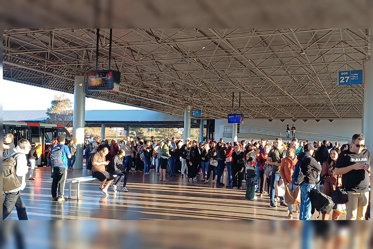 Passageiros enfrentam fila na Estação Asa Sul do Metrô-DF