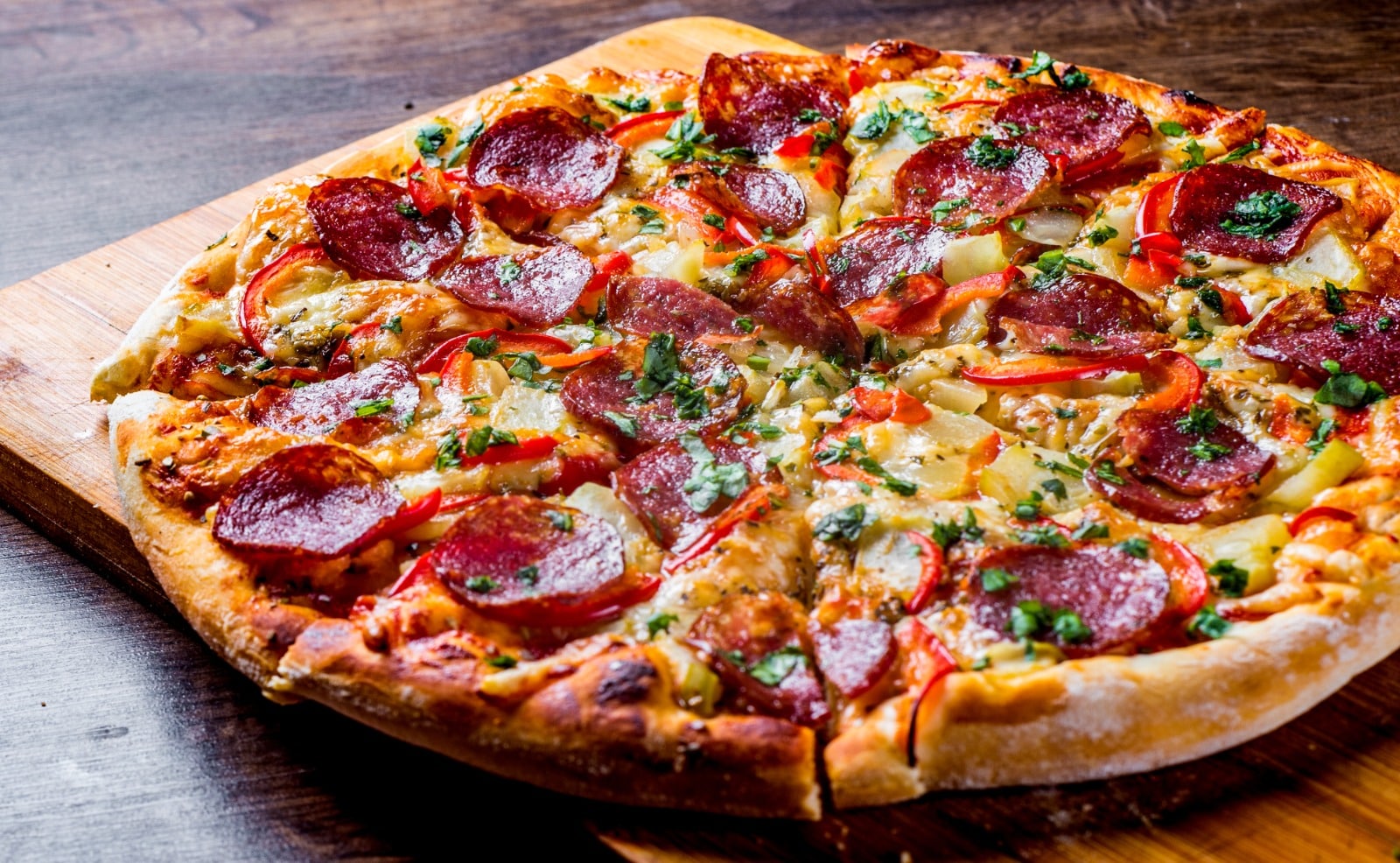 Pizza fatiada com queijo derretido