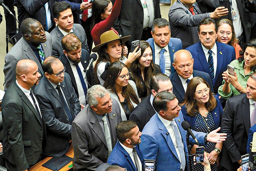 Arte sobre fragmentação de candidaturas da direita ao Senado