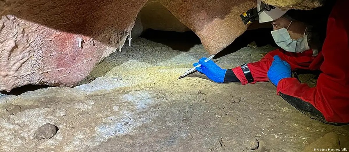 Painéis de arte rupestre analisados por cientistas em cavernas