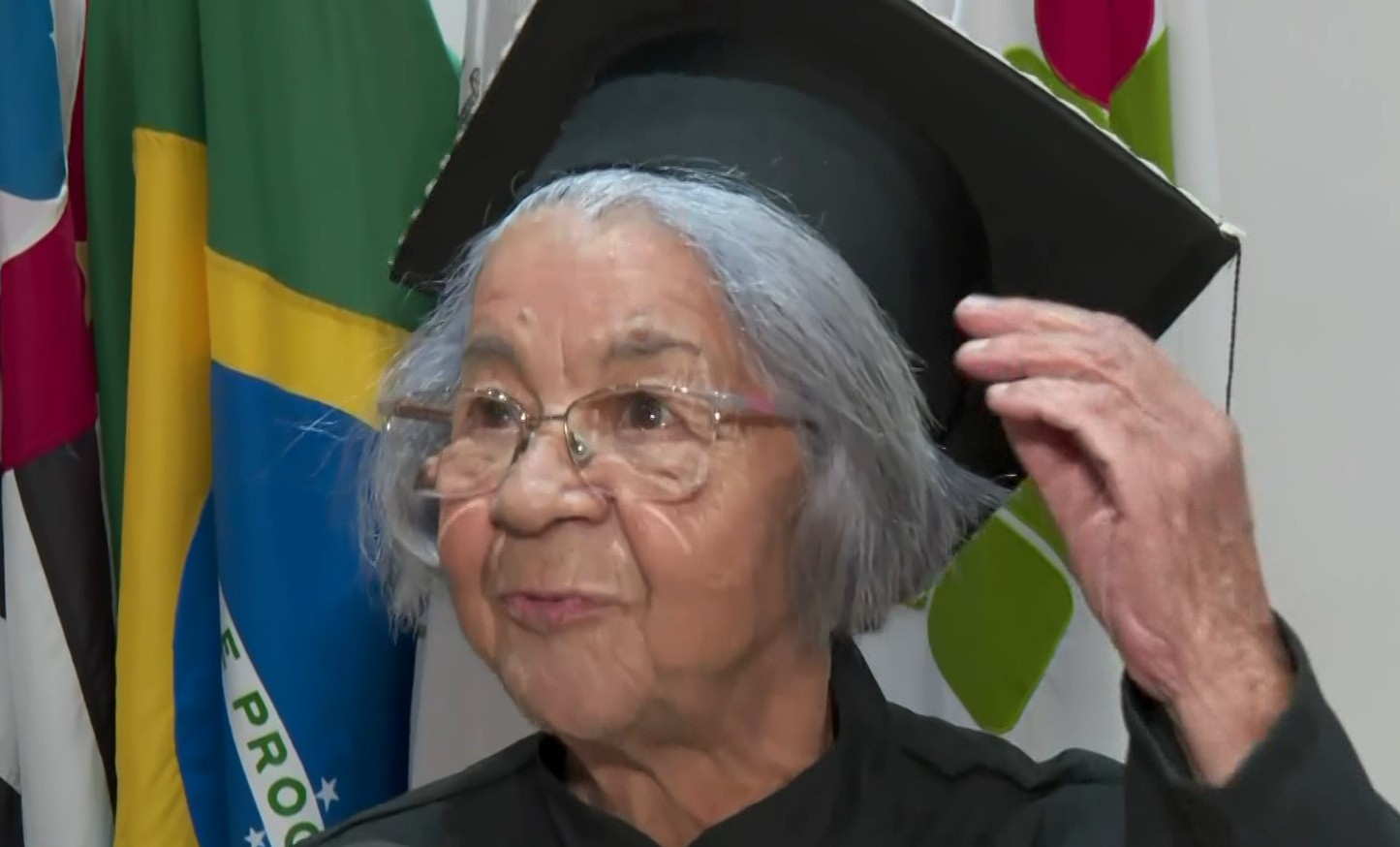 Dona Lourdes Batigalhia durante formatura da EJA em Araraquara
