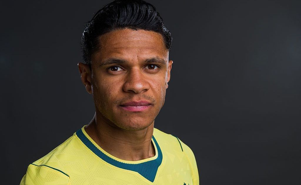 Douglas Santos com a camisa da Seleção Brasileira