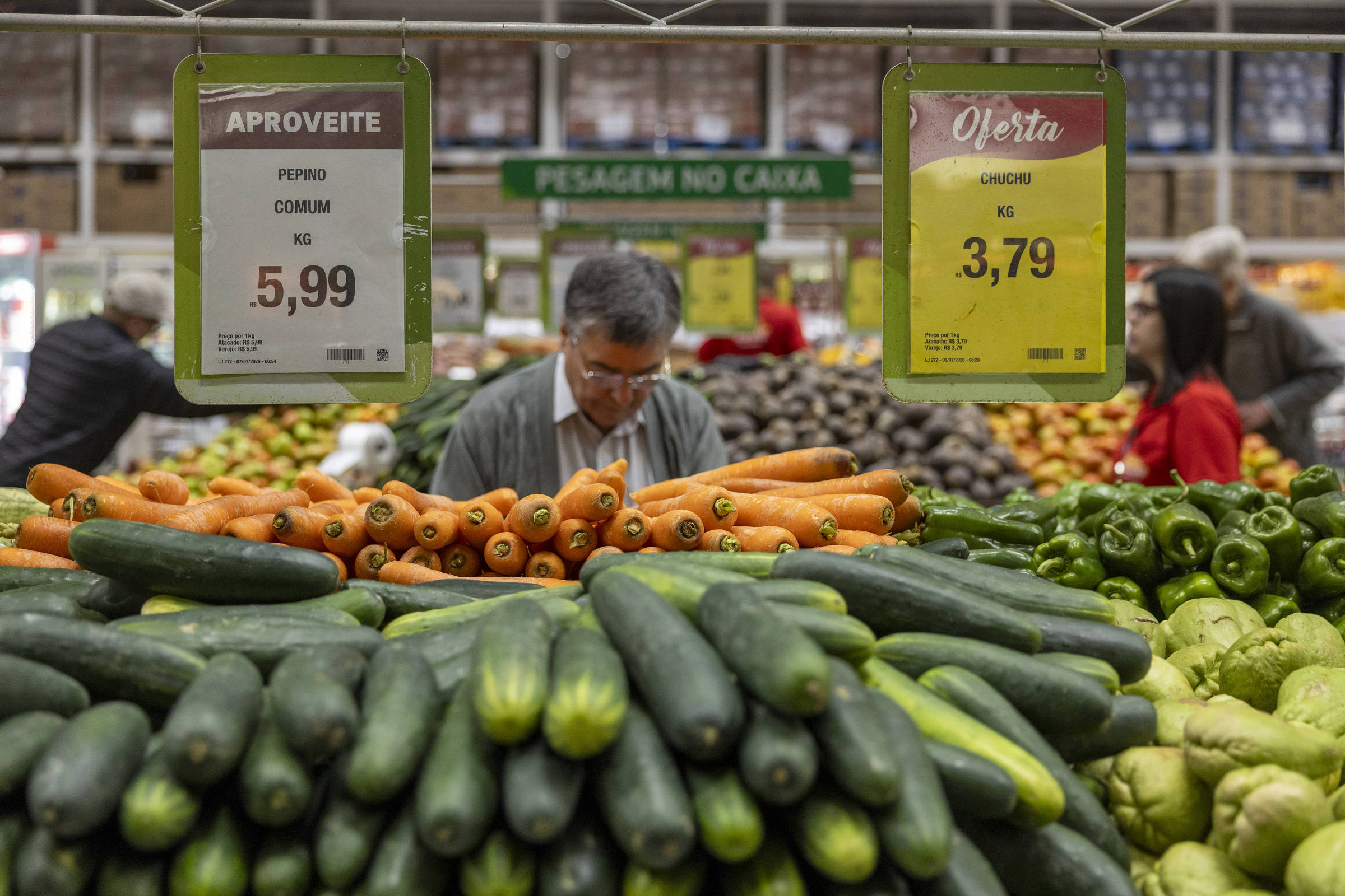 Consumidores em supermercado de São Paulo