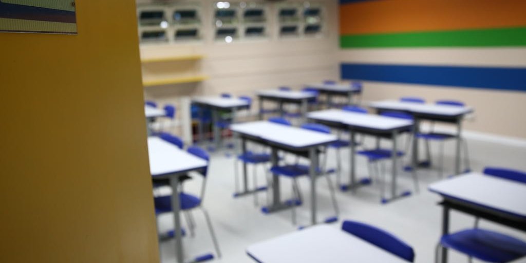 Sala de aula com carteiras escolares