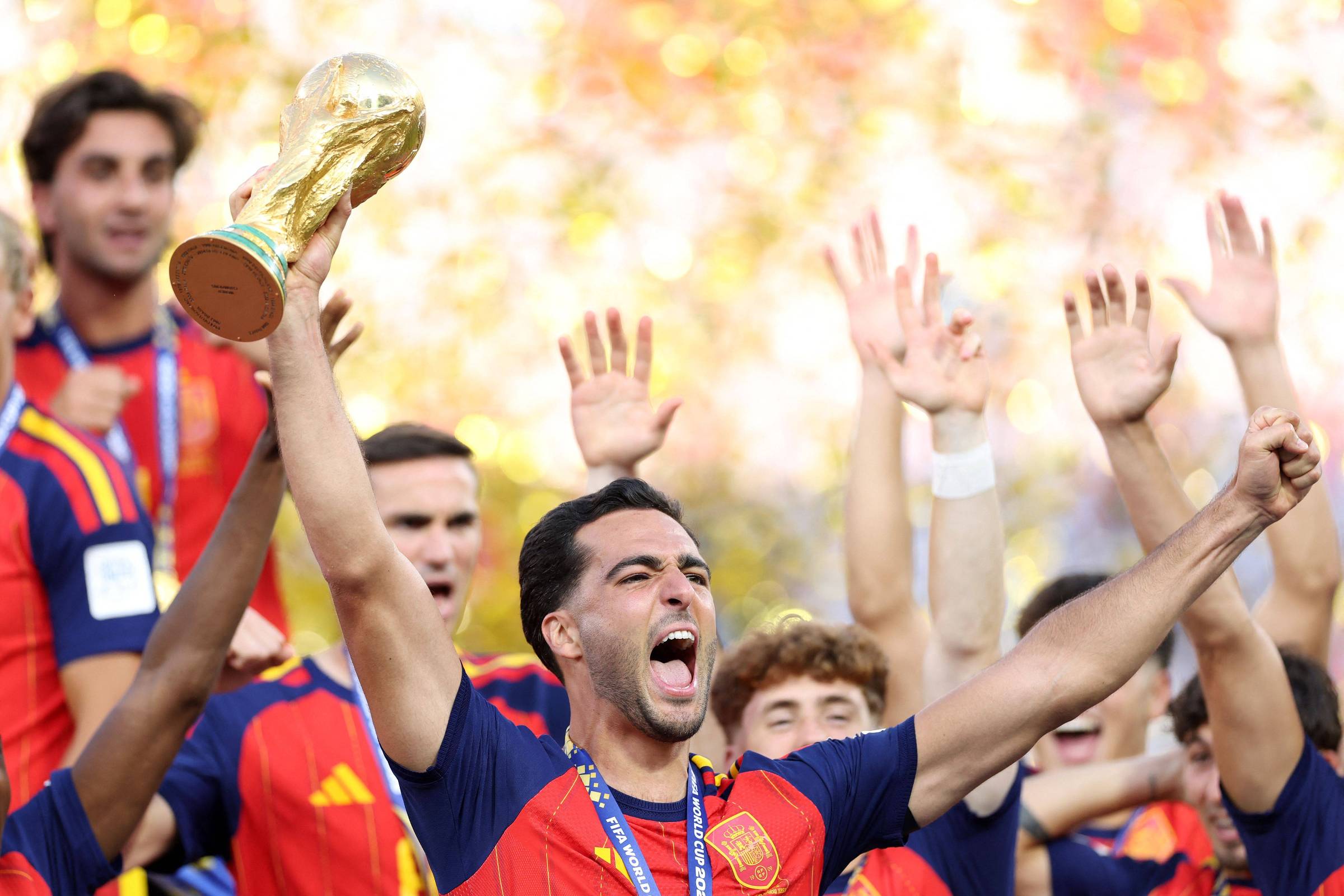 Rodri ergue o troféu da Copa do Mundo