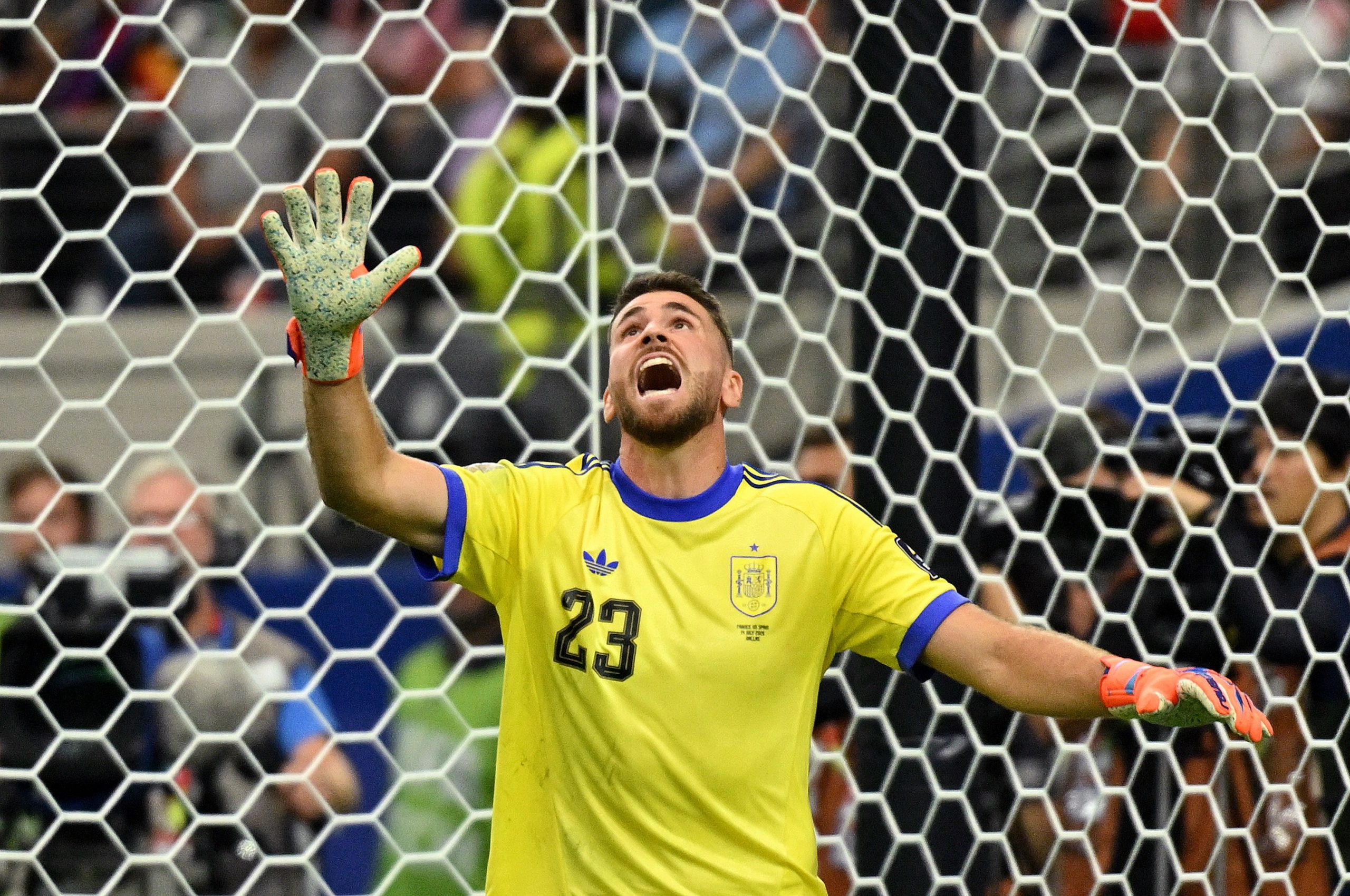 Unai Simón em ação durante França x Espanha